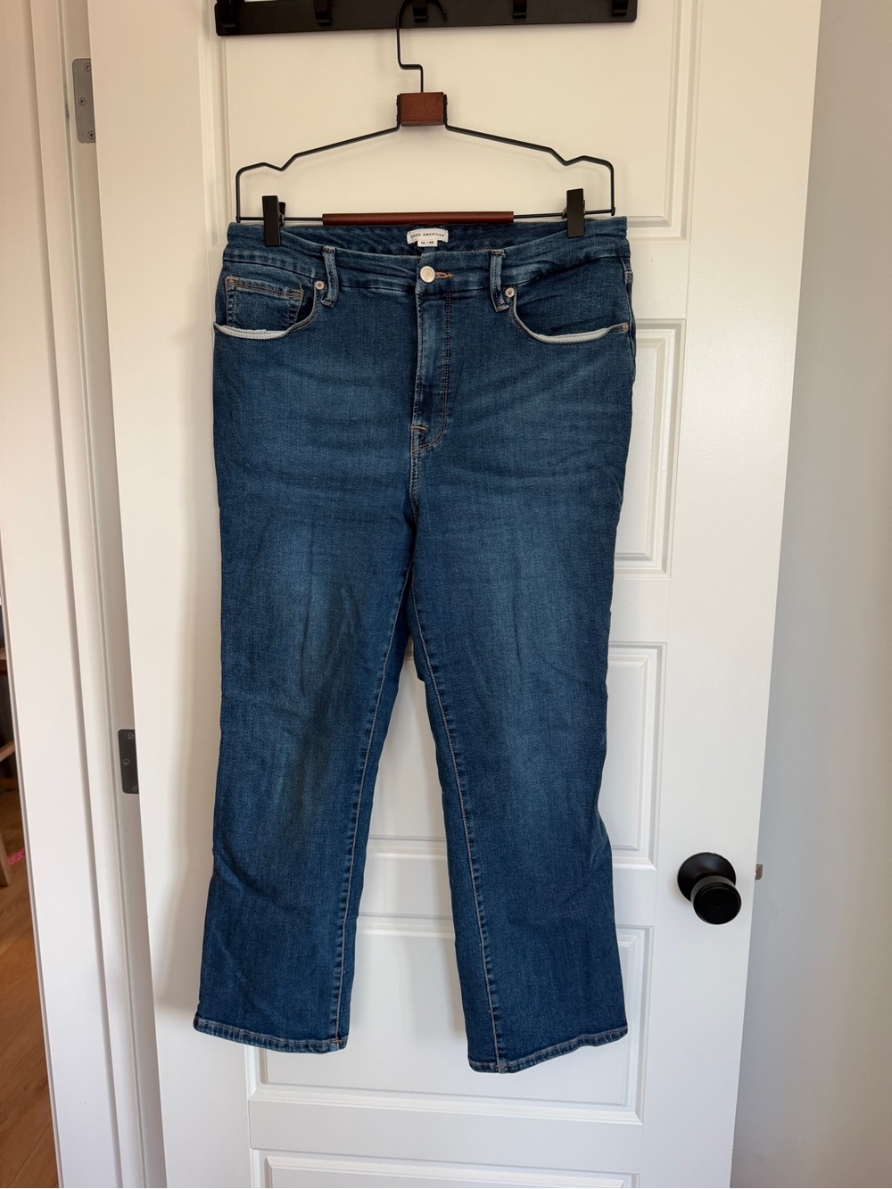 Good American Straight Leg Jeans in Mid Blue Wash